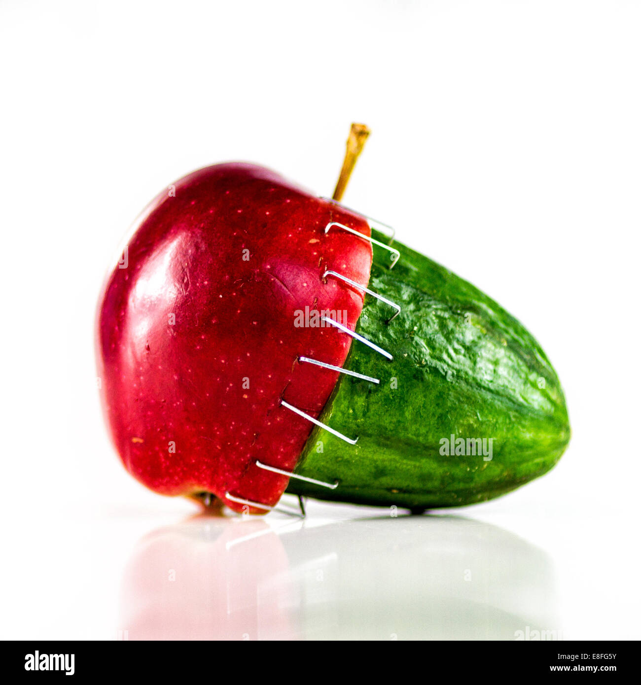 Apfel und Gurke geheftet Stockfoto