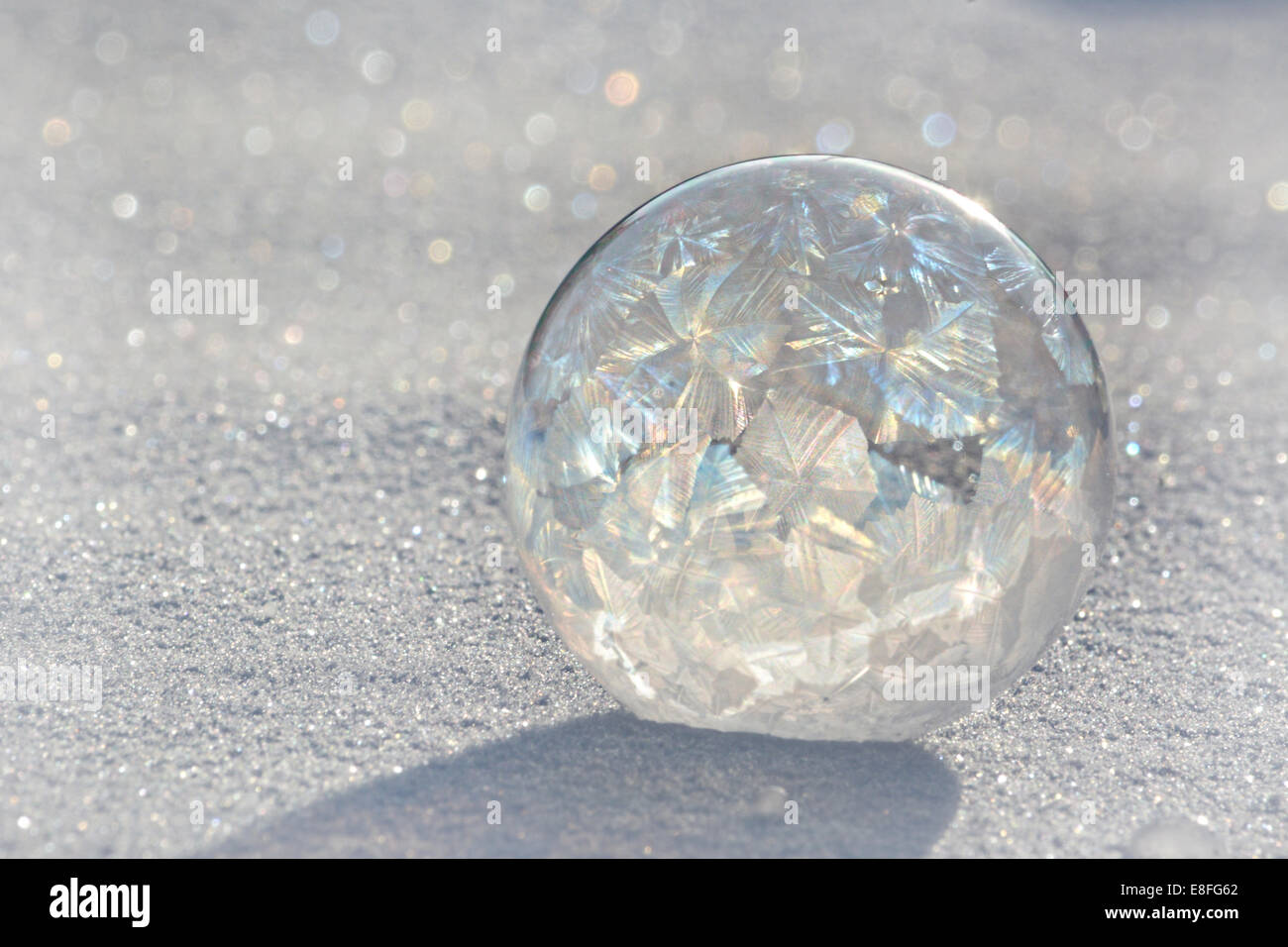 Gefrorene Seifenblase auf Eis Stockfoto