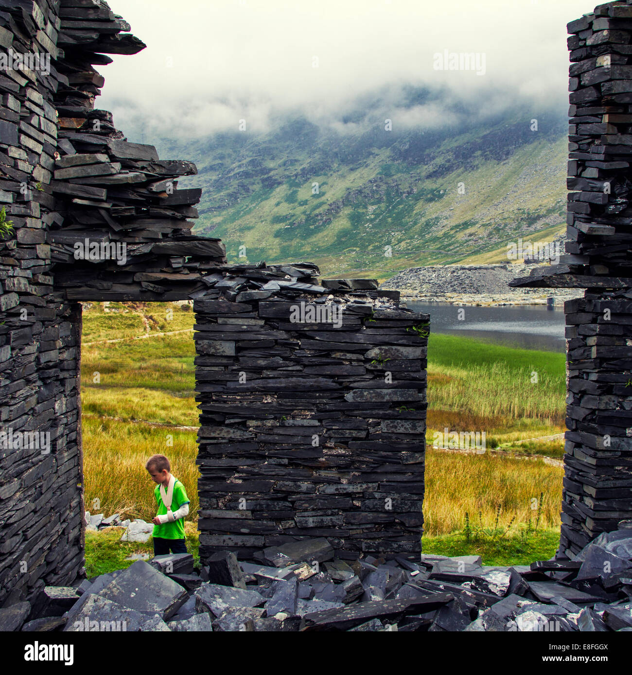 Boy von einer alten Ruine Stockfoto