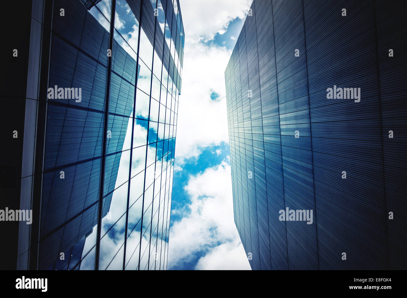 Bürogebäude mit Himmel und Wolken Stockfoto