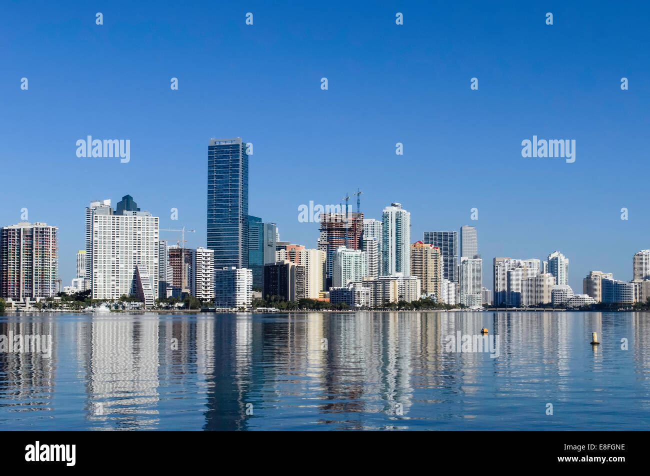 Städtischen Skyline reflektiert in Wasser Stockfoto
