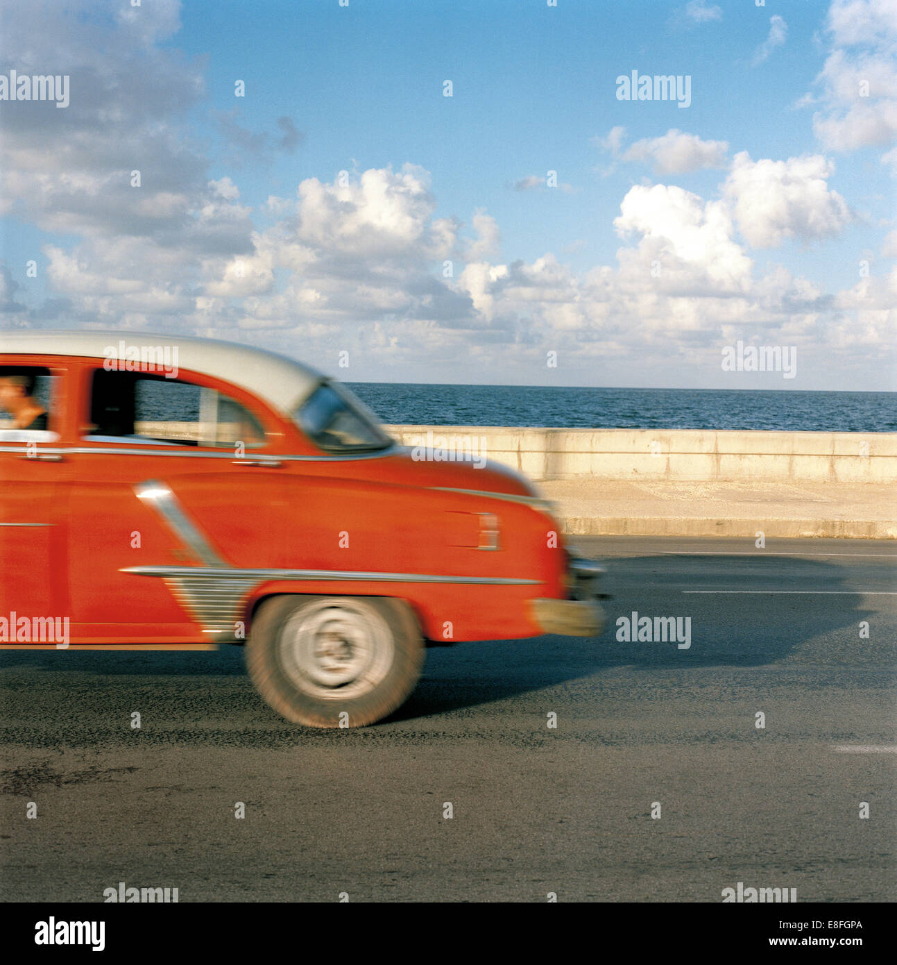 Oldtimer Fahrt entlang Malecon, Havanna, Kuba Stockfoto