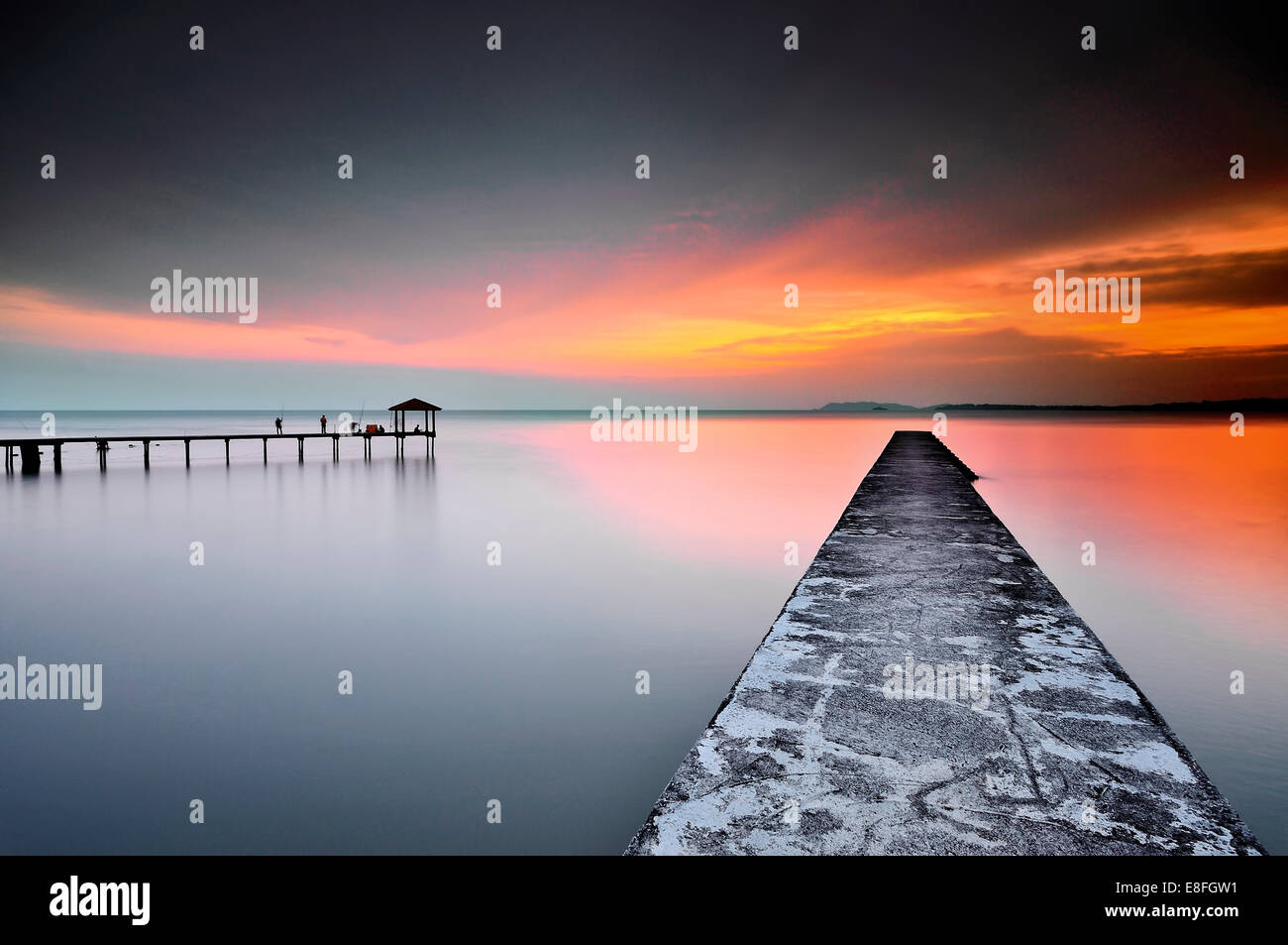 Blick auf Steg und Meer bei Sonnenuntergang, Teluk Kemang, Negeri Sembilan, Malaysia Stockfoto