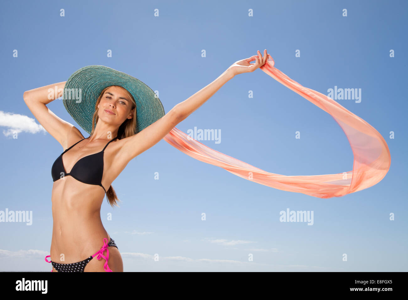 Frau im Bikini, die Seidenschal über dem Kopf hält, Kapstadt, Westkap, Südafrika Stockfoto