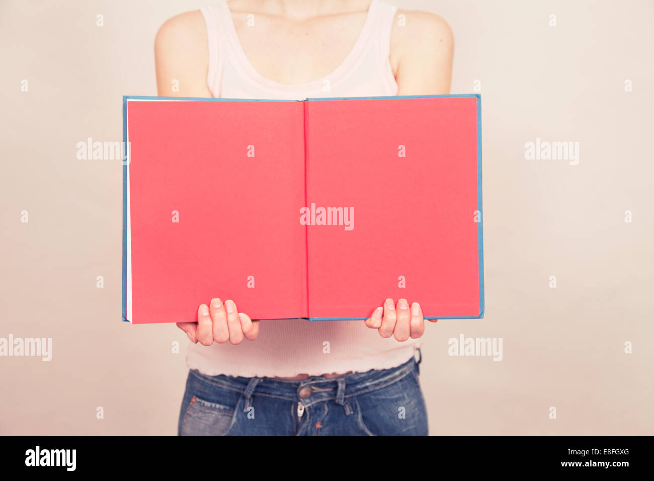 Frau mit Buch mit leeren Seiten offen Stockfoto