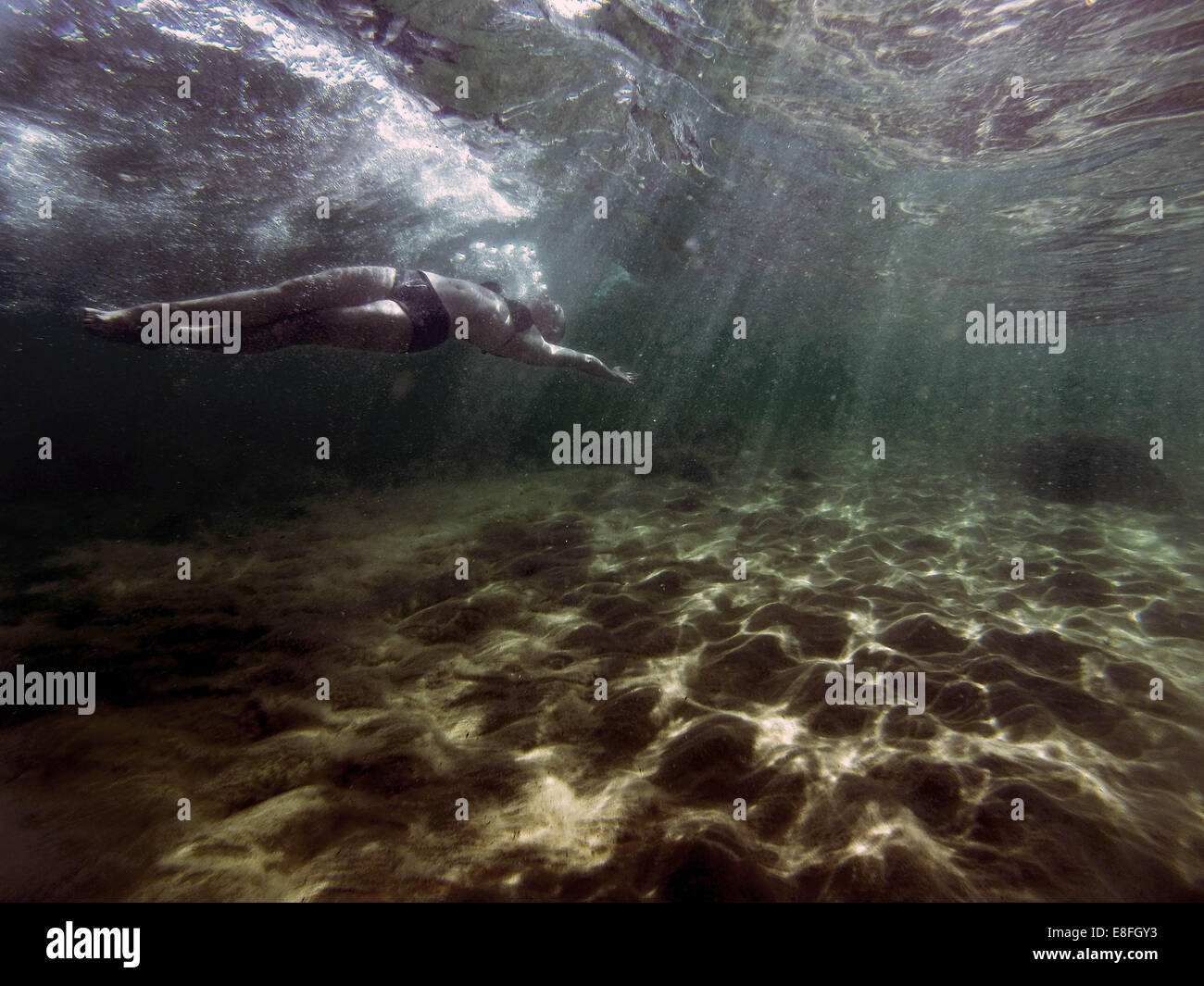 Frau schwimmend unter Wasser im Meer, Südafrika Stockfoto