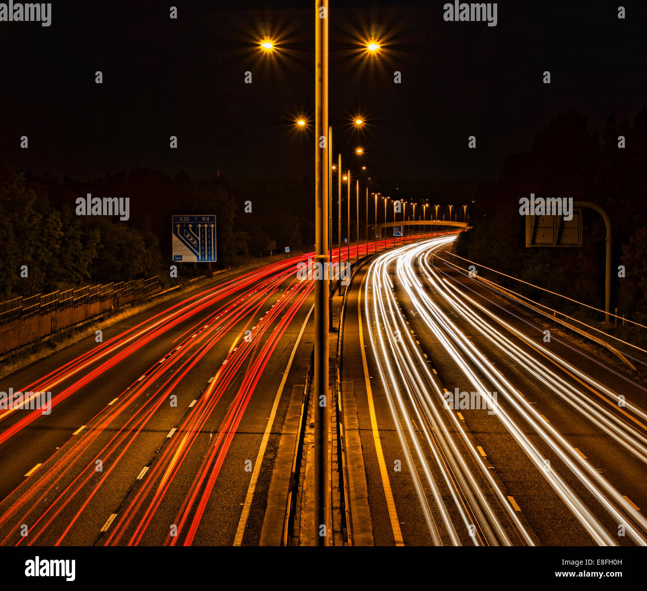 Lichtspuren auf Autobahn Stockfoto