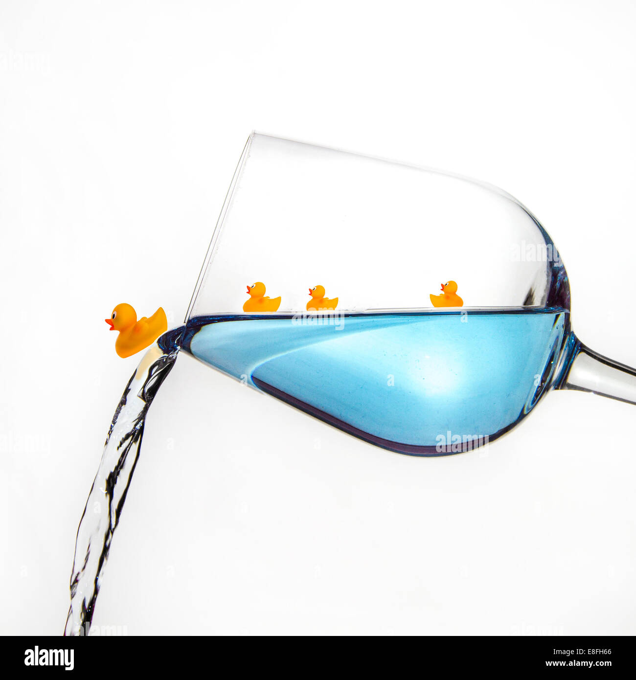 Gummienten in ein Glas Wein Stockfoto