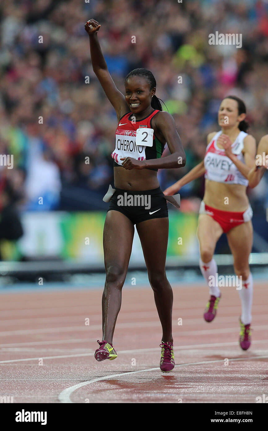 Mercy Cherono (KEN) Goldmedaille feiert - 5000 m Frauen Finale. Leichtathletik - Hampden Park - Glasgow - UK - 08.02.2014 - Commonwe Stockfoto