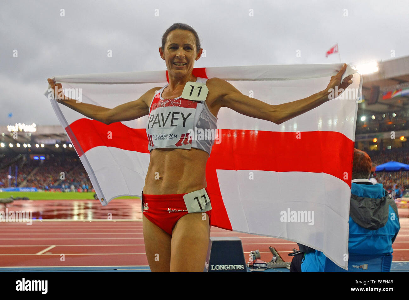 Jo Pavey (ENG)-Bronze-Medaille feiert mit der Flagge-Frauen 5000 m Finale. Leichtathletik - Hampden Park - Glasgow - UK - 08.02.2014 Stockfoto