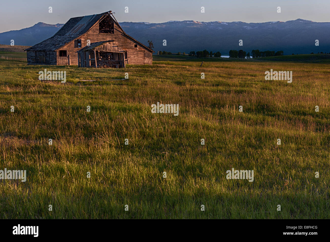 USA, Idaho, Valley County, Kaskade, alte Scheune bei Sonnenuntergang Stockfoto