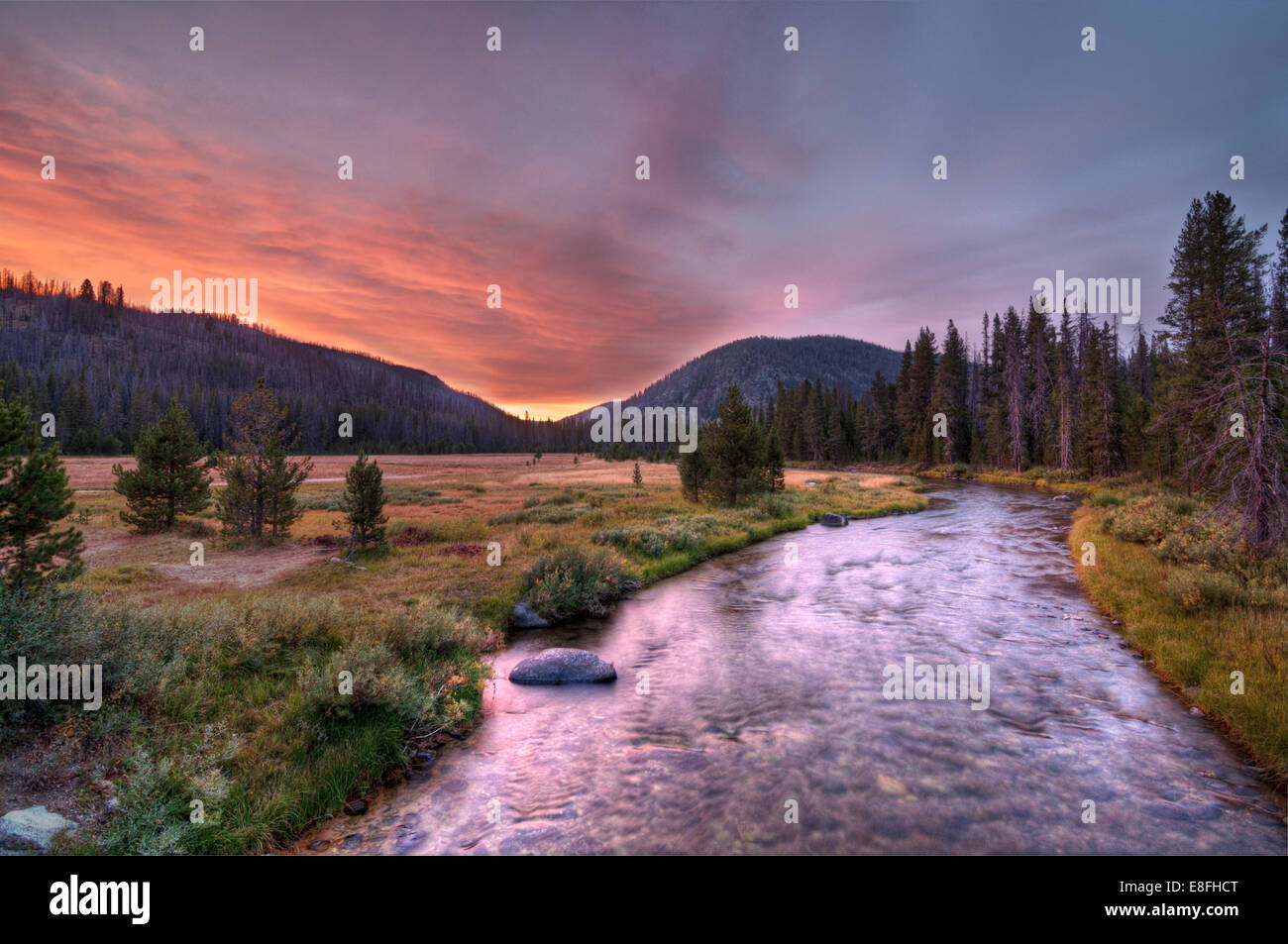 USA, Idaho, Custer County, Stanley, Idaho Berge, farbenprächtigen Sonnenuntergang über Fluss Stockfoto