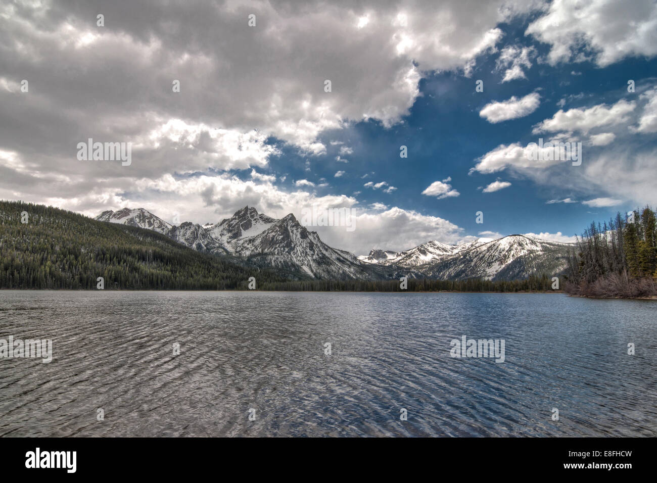USA, Idaho, Custer County, Custer, Stanley See, National Forest Development, Lakeside Blick auf Berge Stockfoto
