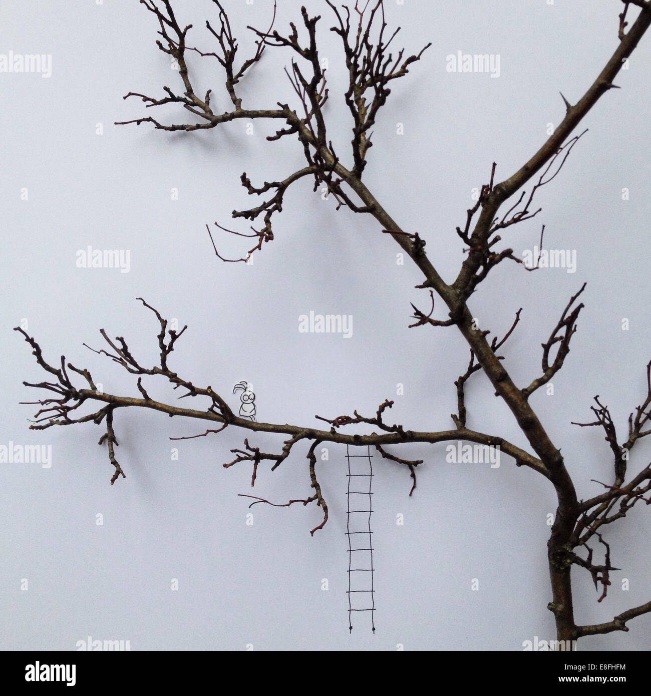 Konzeptuelle fiktive Figur in einem Baum Stockfoto