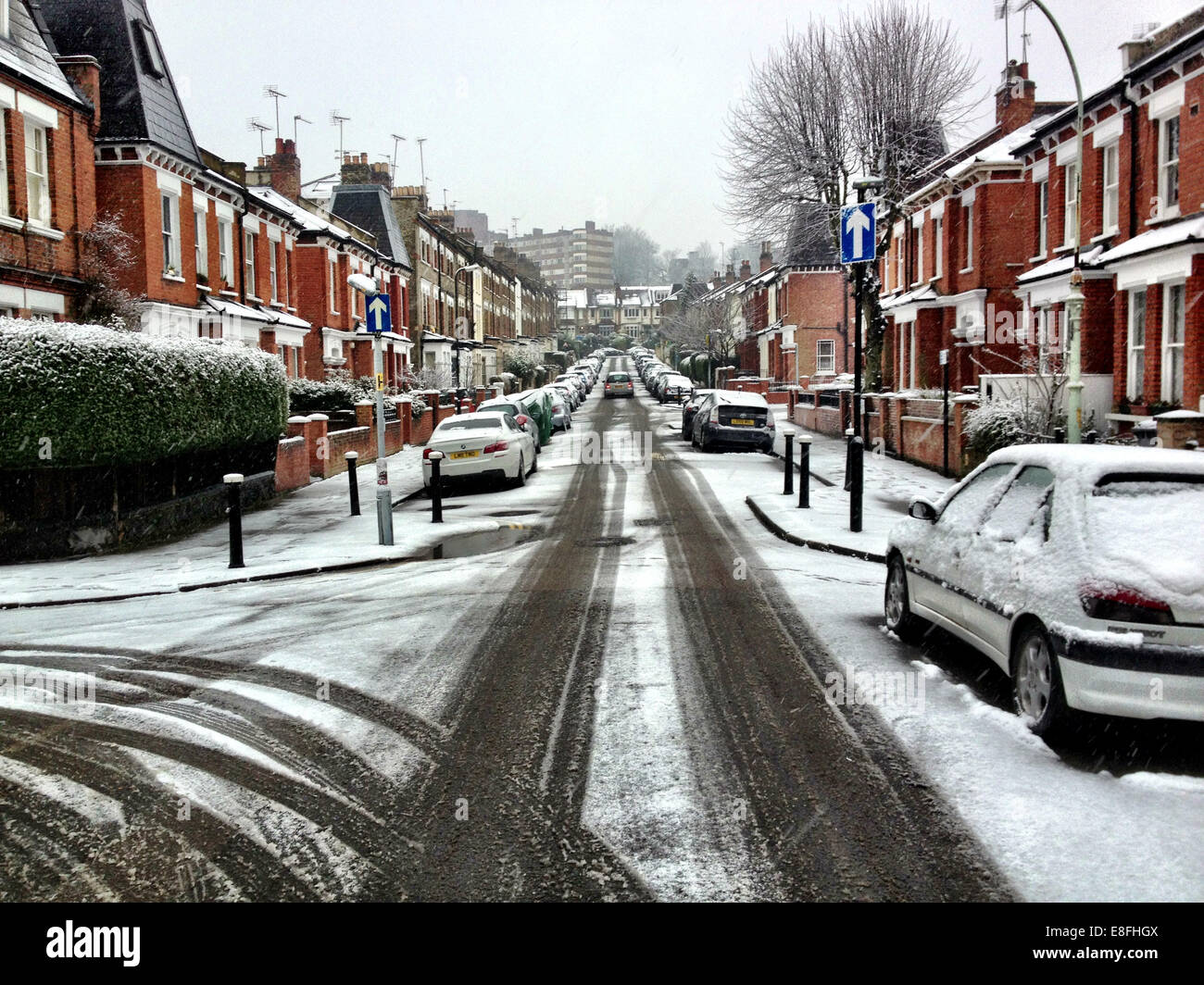 Großbritannien, London, London Borough of Haringey, Highgate Village, Urban Street mit Schnee bedeckt Stockfoto