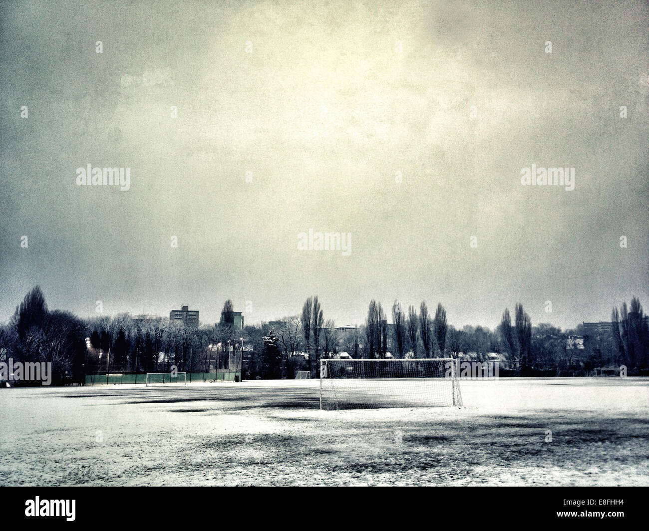 UK, London, London Borough of Haringey, Crouch End, Schnee bedeckt Fußballplatz Stockfoto
