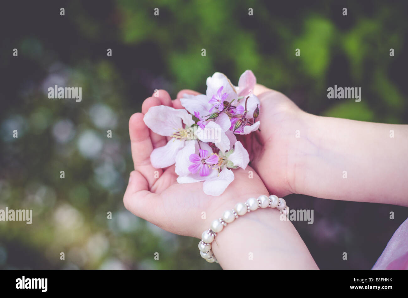 Mädchen mit Handvoll Blumen Stockfoto