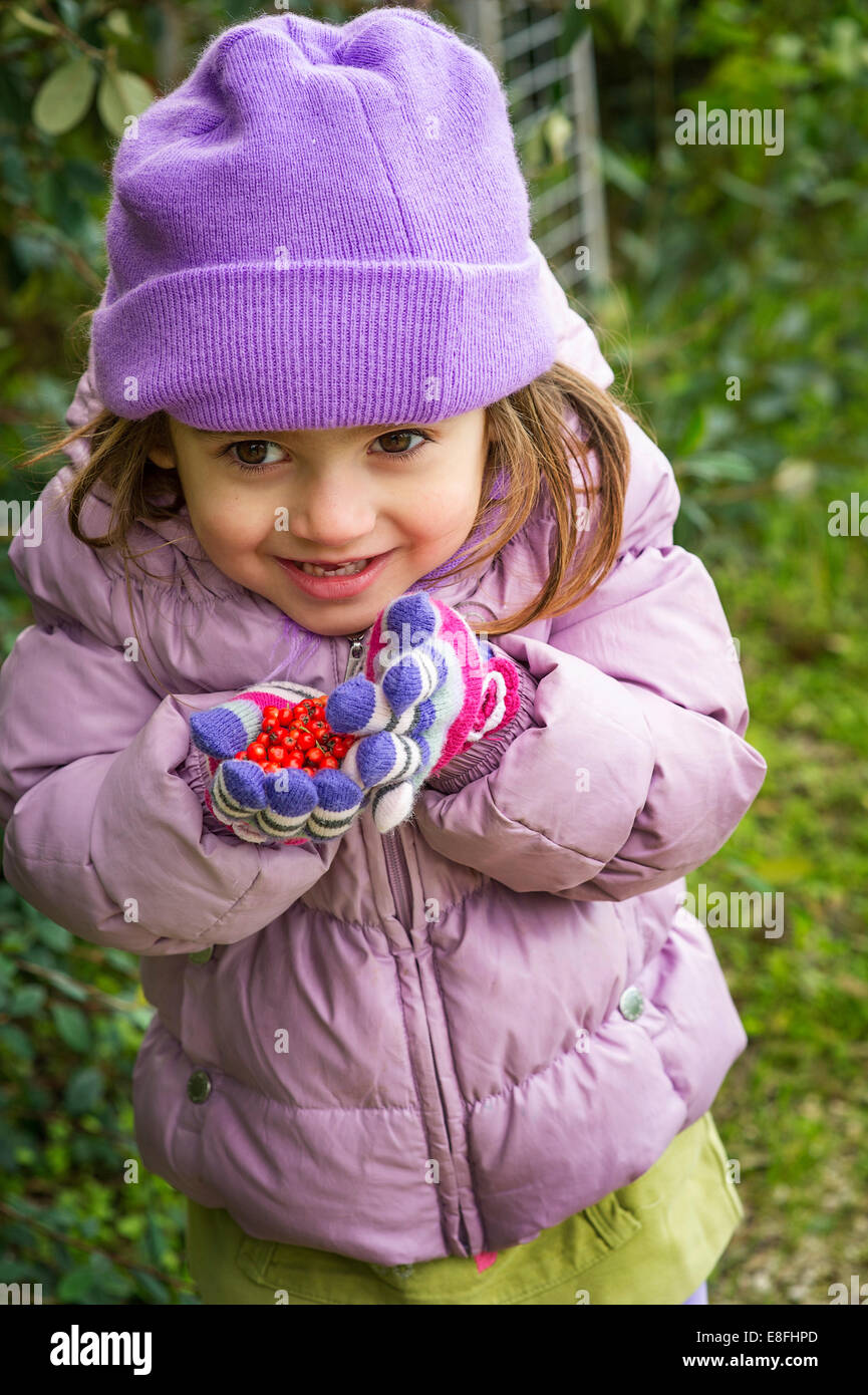 Mädchen hält Handvoll rote Beeren Stockfoto