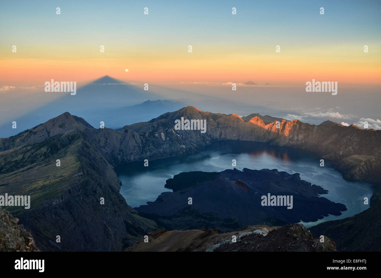 Indonesien, West Nusa Tenggara, Ansicht von Mt. Rinjani mit Segare Anak See im Hintergrund Stockfoto