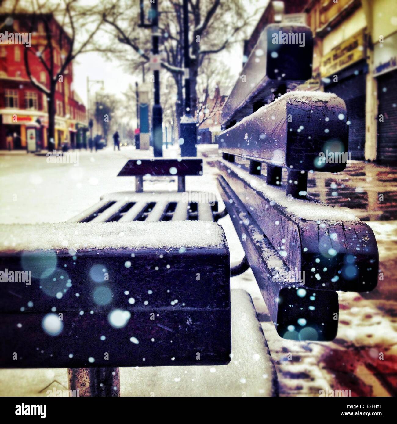 Nahaufnahme der Straße Bank mit frischem Schnee bedeckt Stockfoto