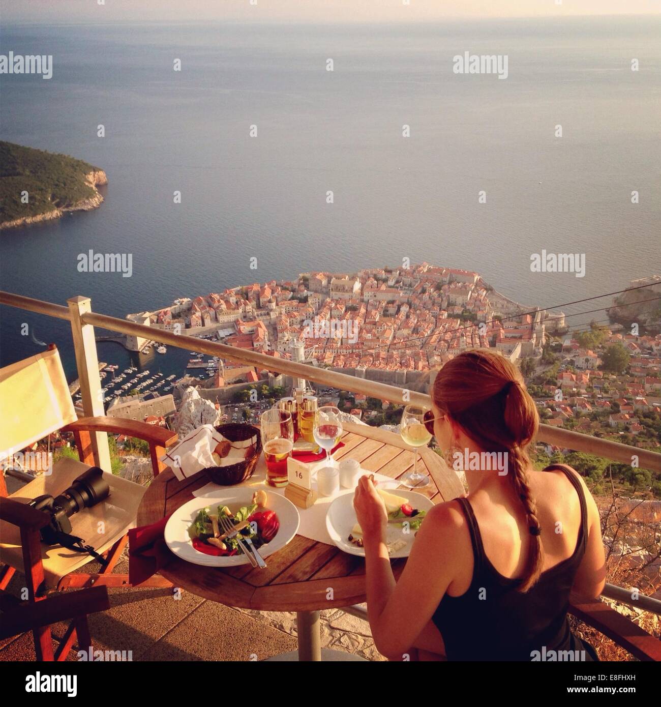 Kroatien, Dubrovnik, Abendessen am Balkon Stockfoto