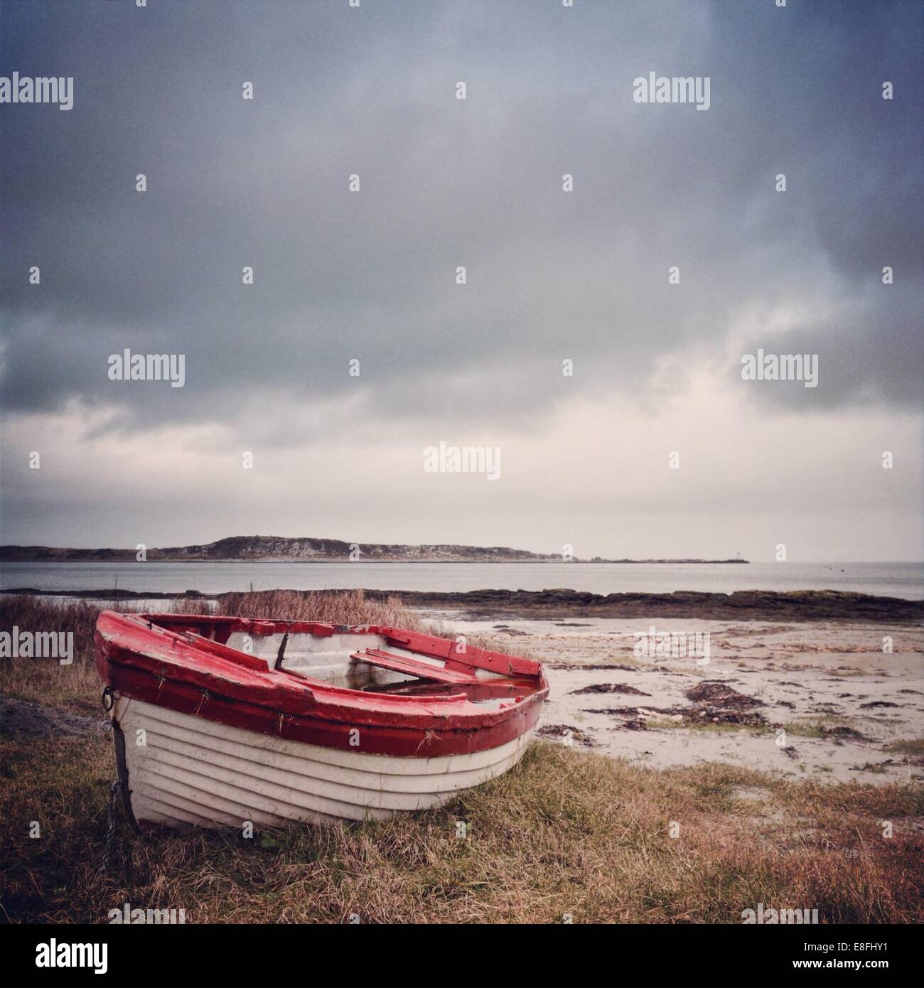 Großbritannien, Schottland, Inneren Hebriden, Jura, roten und weißen Boot auf Rasen Stockfoto