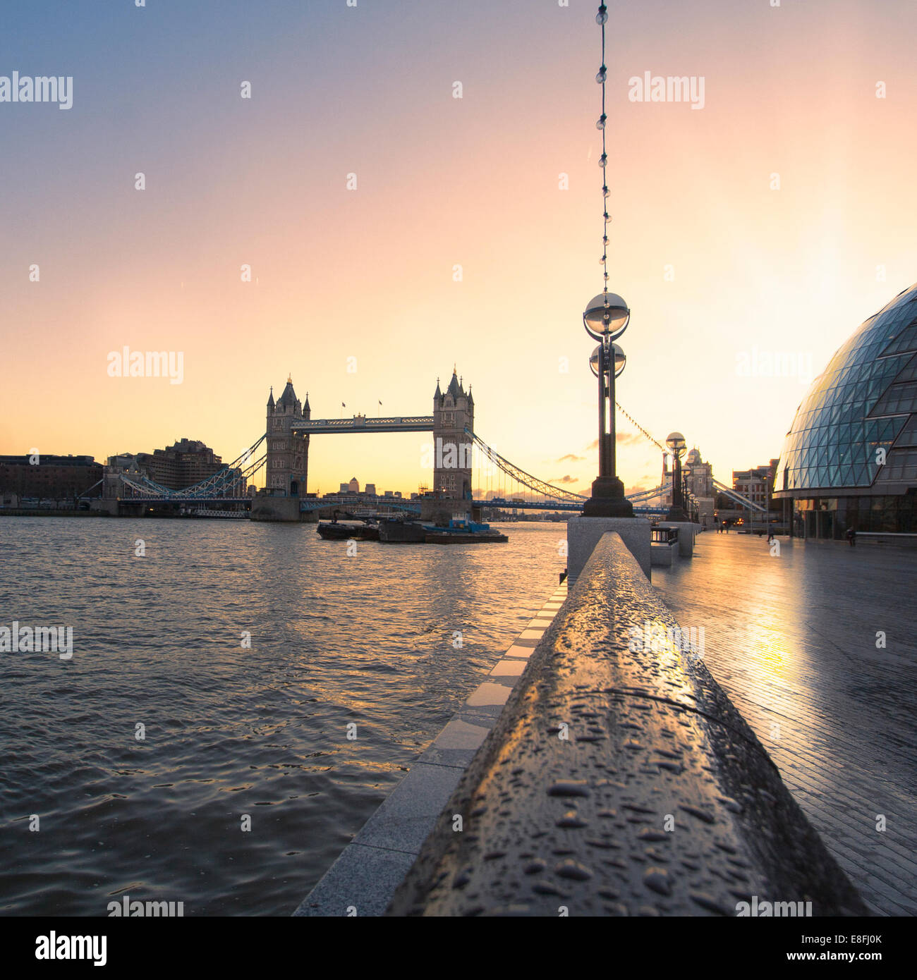 Tower Bridge bei Dämmerung, London, England, Vereinigtes Königreich Stockfoto