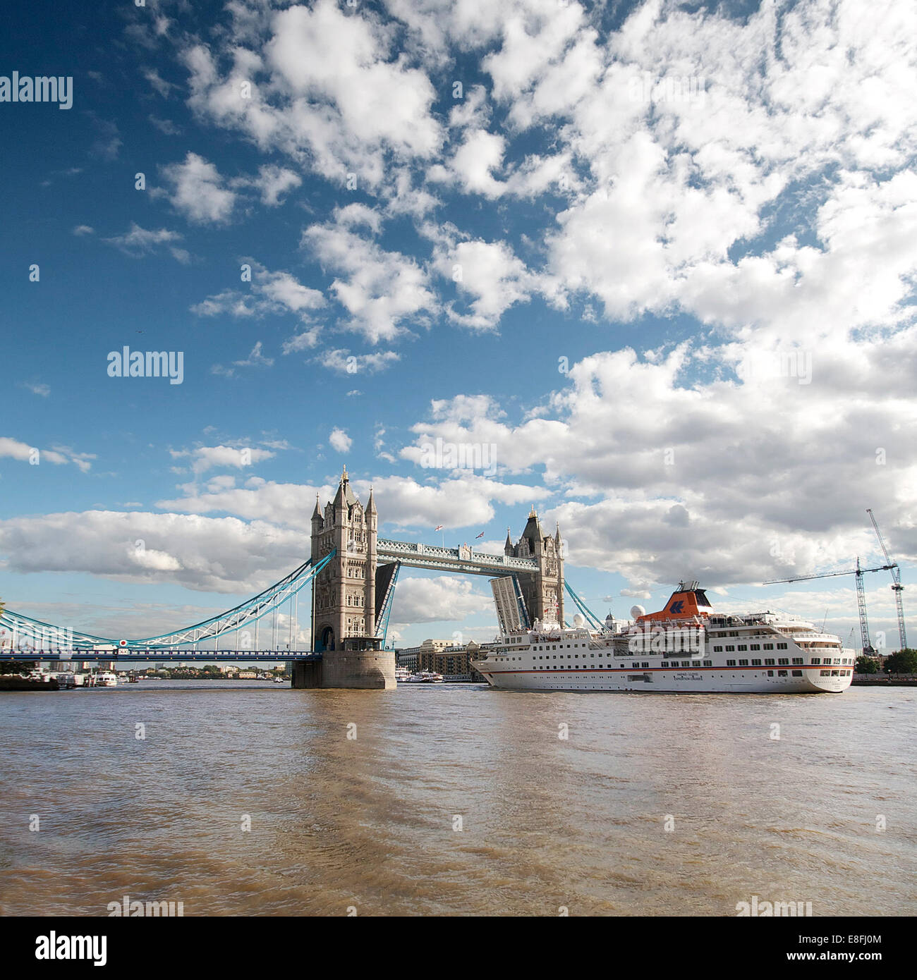 UK, London, Schiff, das durch die Tower Bridge Stockfoto