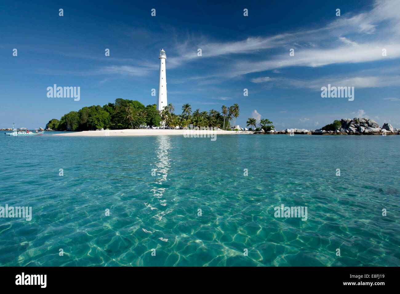 Indonesien, Insel Belitung, Leuchtturm in Lengkuas Insel Stockfoto