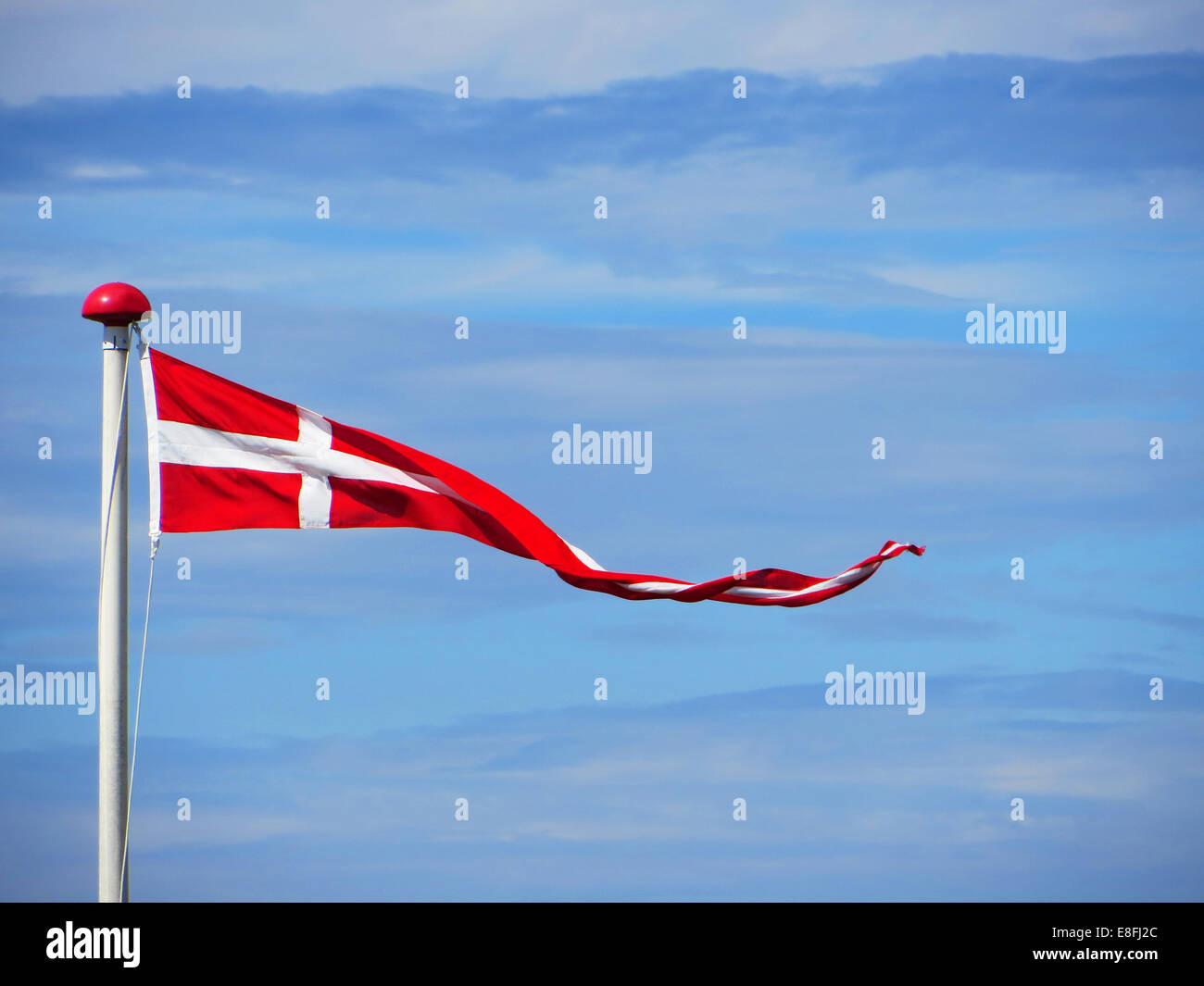 Dänischen Wimpel Flagge gegen teilweise bewölkter Himmel, Dänemark Stockfoto