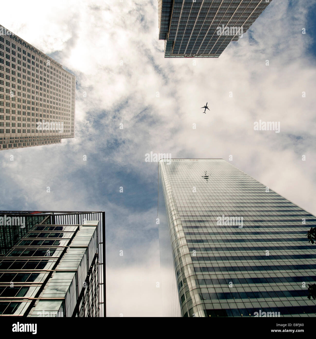 Flugzeug, das an Wolkenkratzern vorbeifliegt, Canada Square, London, England, Großbritannien Stockfoto