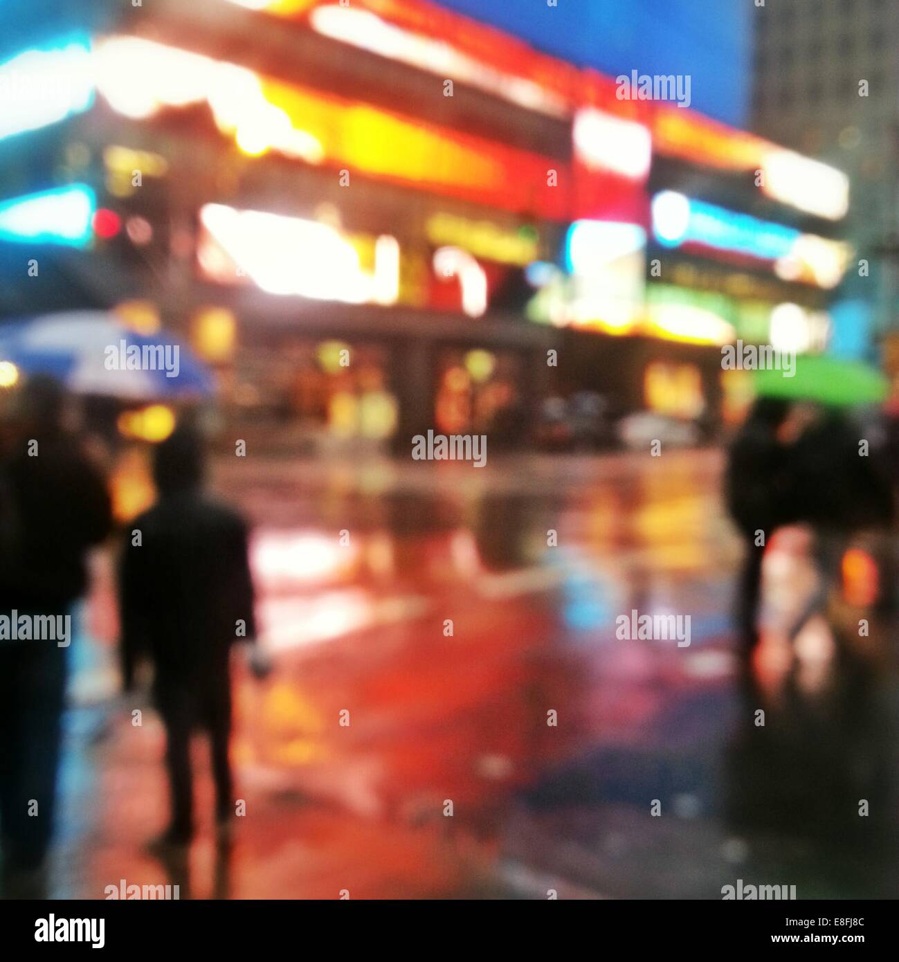 Abstrakte städtische Straßenszene bei Nacht, Manhattan, New York, USA Stockfoto