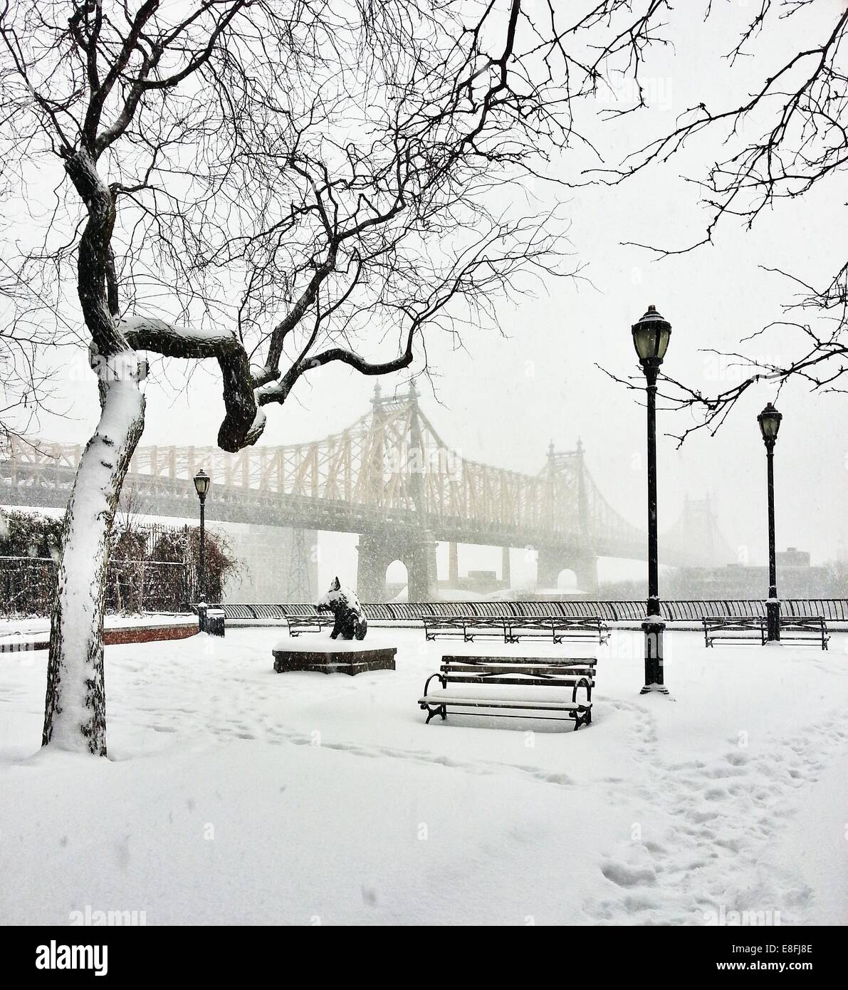 59th Street Bridge in Snow, New York, Vereinigte Staaten Stockfoto