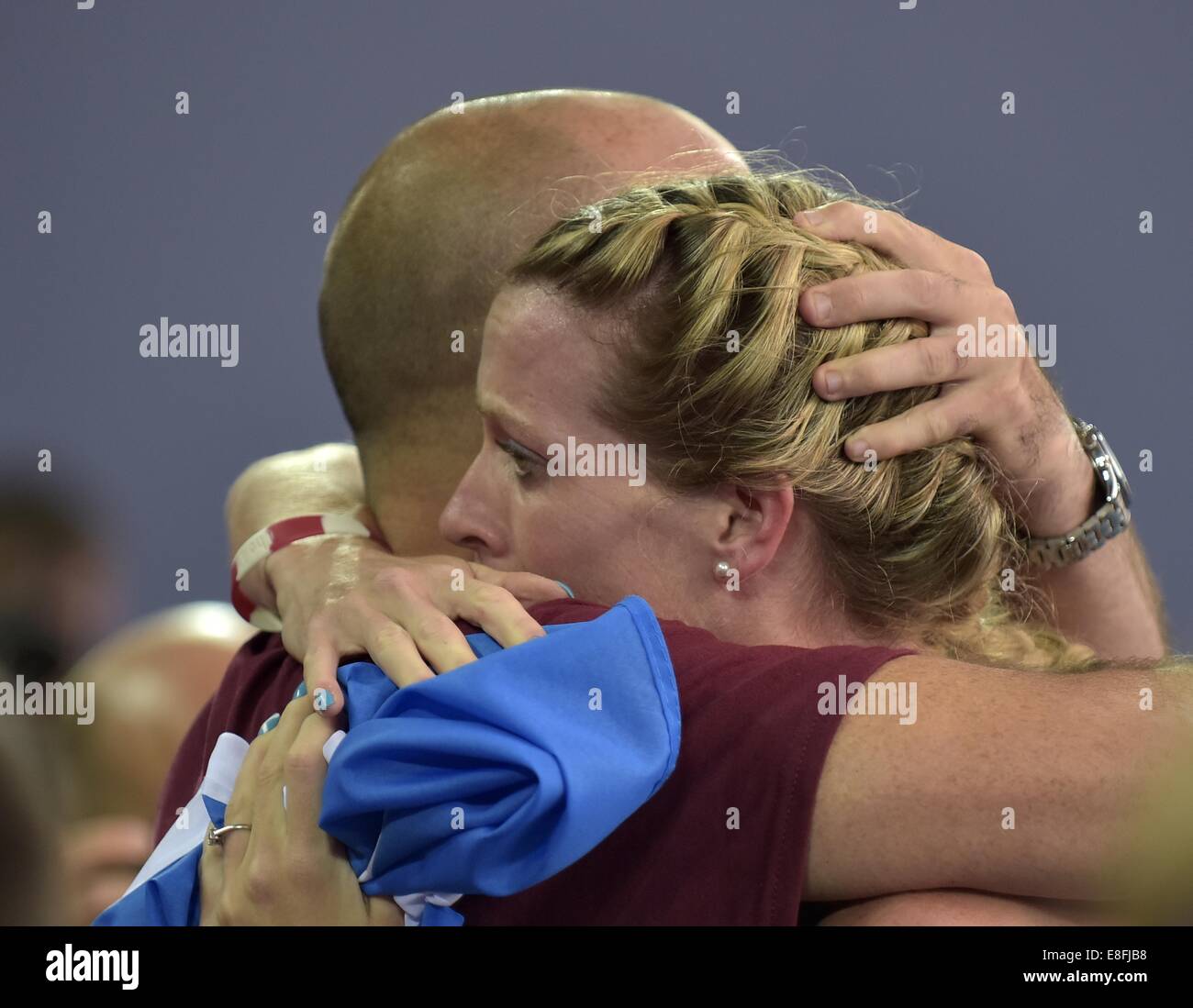 Eilidh Childs (SCO) bekommt eine kuscheln nach die Frauen 400m Hürden Finale. Leichtathletik - Hampden Park - Glasgow - UK - 31.07.2014 - Co Stockfoto