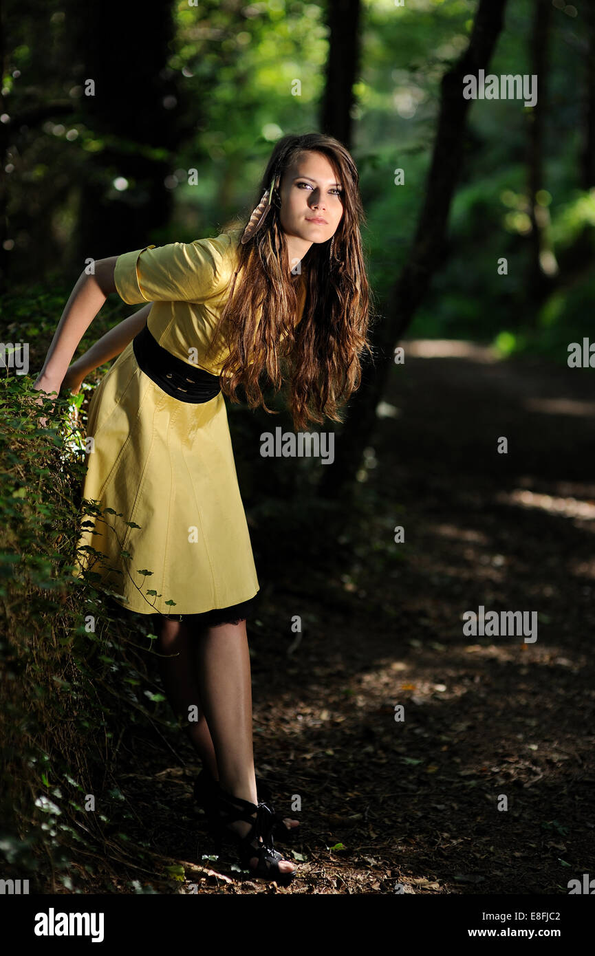 Ein Mädchen im Wald. Stockfoto