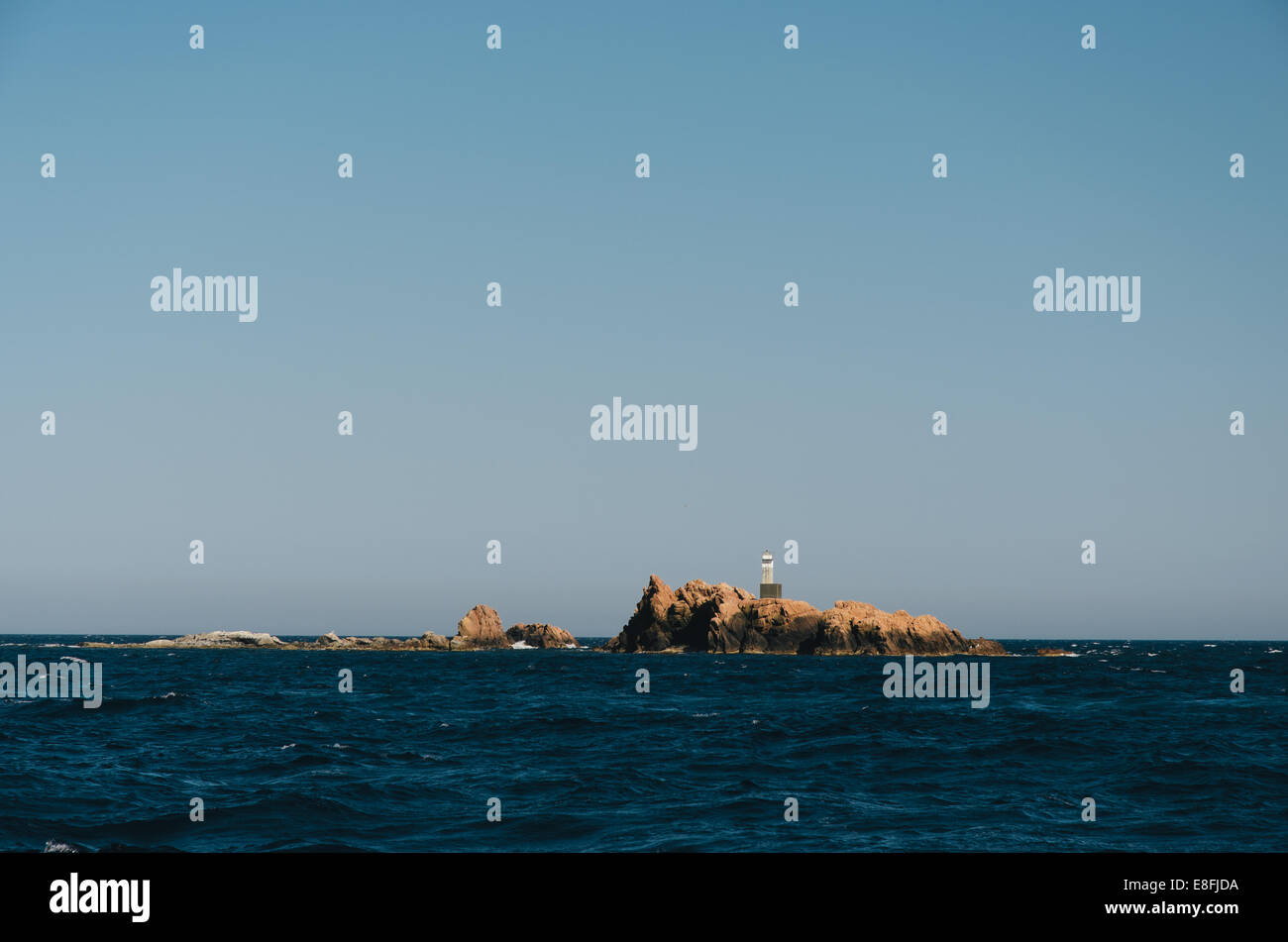 Leuchtturm auf Felsen Stockfoto