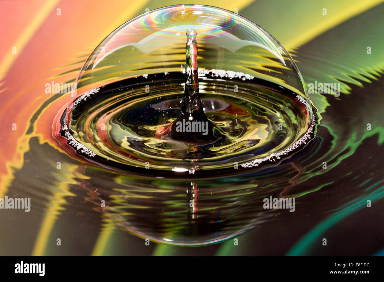 Wassertropfen auf Blase mit Regenbogen-Hintergrund Stockfoto