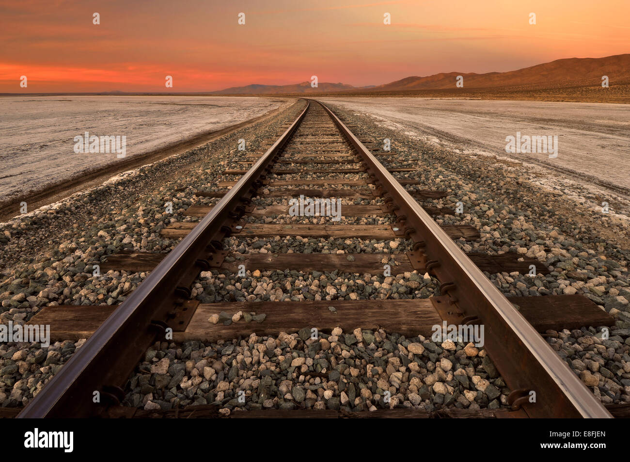 USA, California, Eisenbahnschienen durch Koehn Dry Lake am Mojave-Wüste Stockfoto