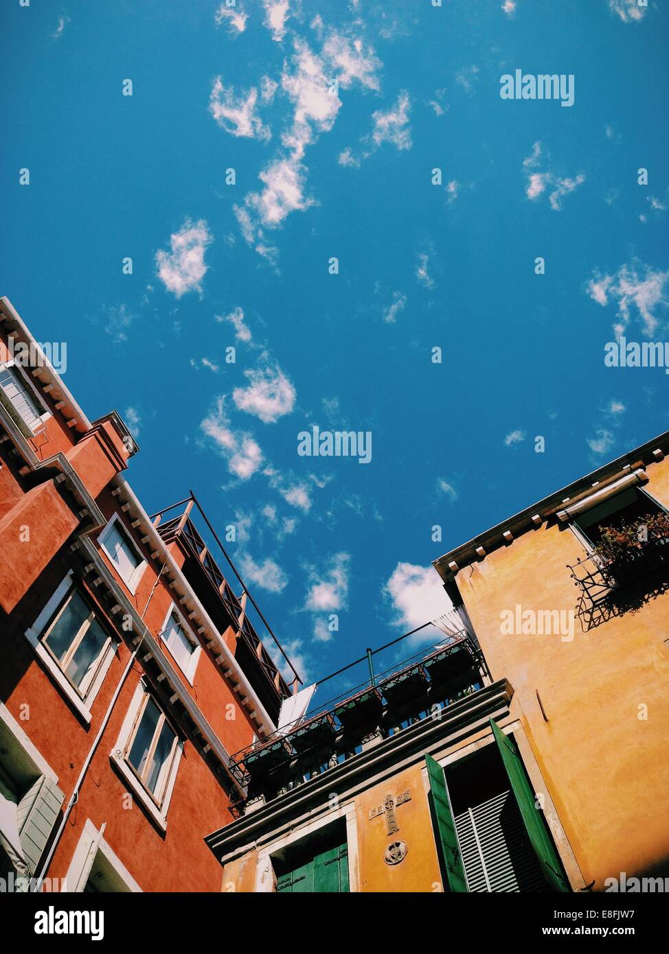 Italien, Venedig, Himmel über Gebäude Stockfoto