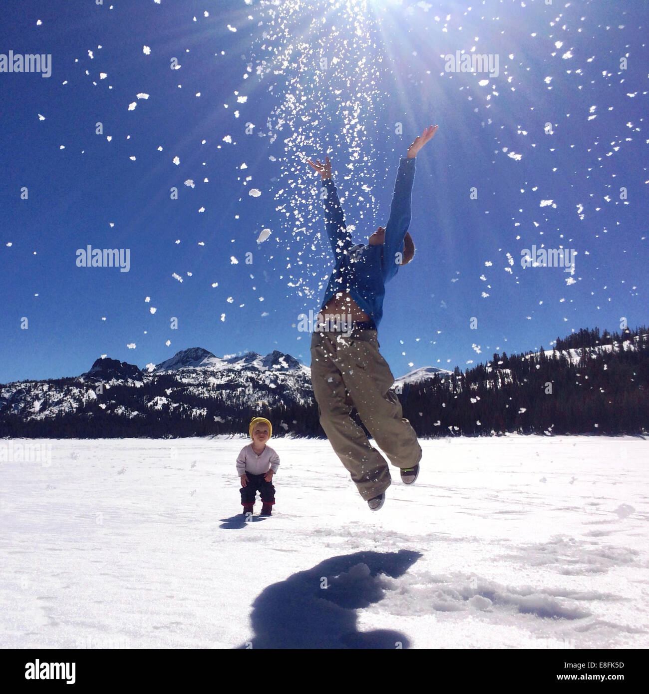 Zwei Jungs spielen im Schnee, Lake Tahoe, Kalifornien, USA Stockfoto
