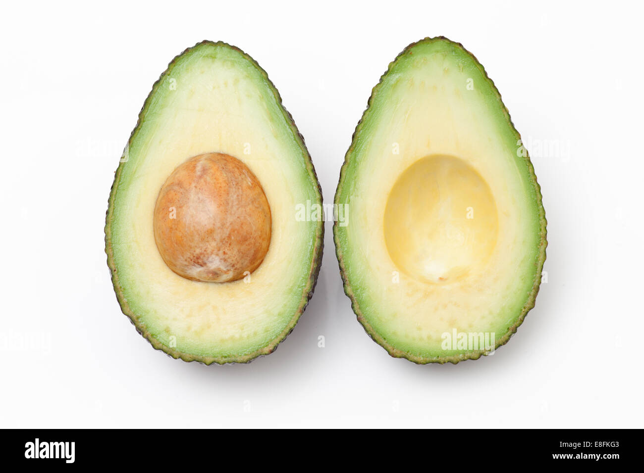 Nahaufnahme von Avocado in zwei Hälften geschnitten Stockfoto
