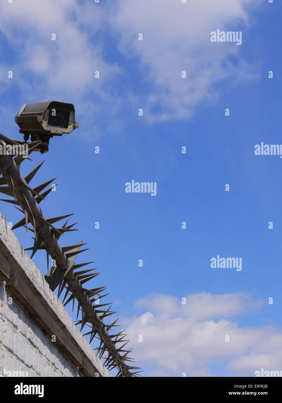Überwachungskamera und Rota Spike Sicherheitszaun Stockfoto