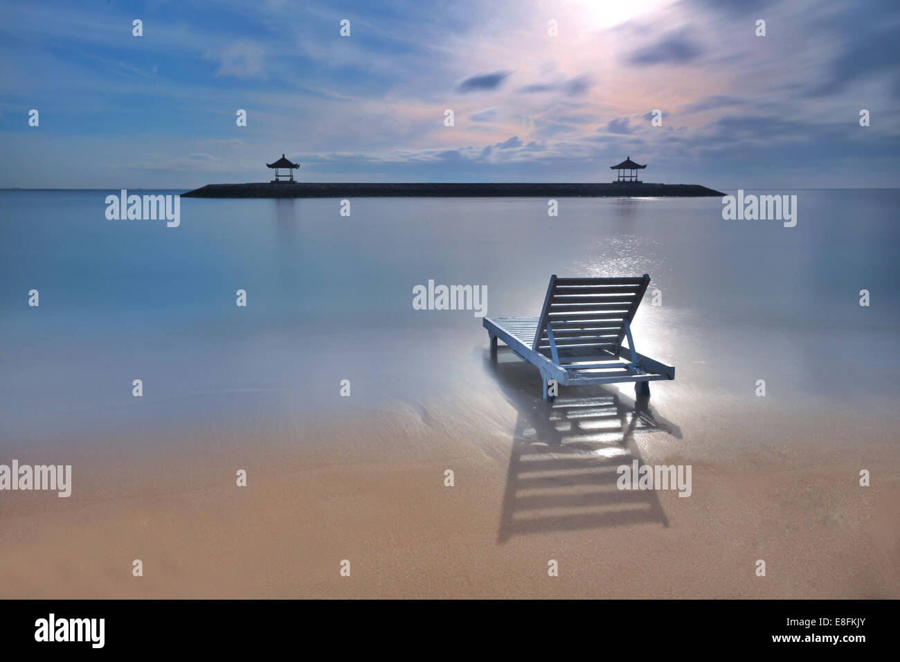 Sonnenliege auf Karang Beach, Bali, Indonesien Stockfoto