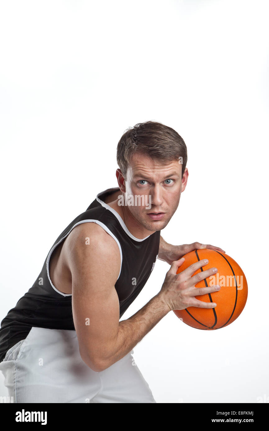 Basketball-Spieler mit weißem Hintergrund Stockfoto