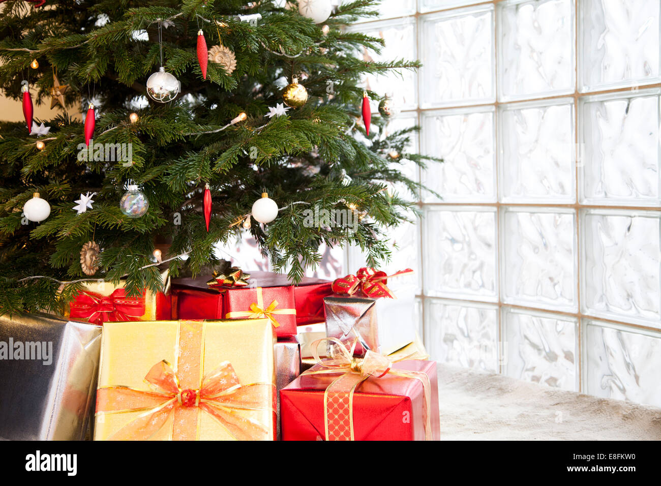 Nahaufnahme der Geschenke unter dem Weihnachtsbaum Stockfoto