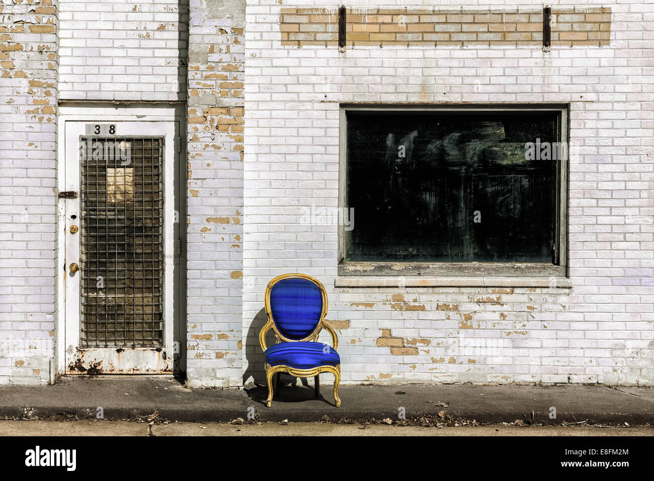 USA, Cedar Rapids, Iowa Sessel vor Altbau Stockfoto