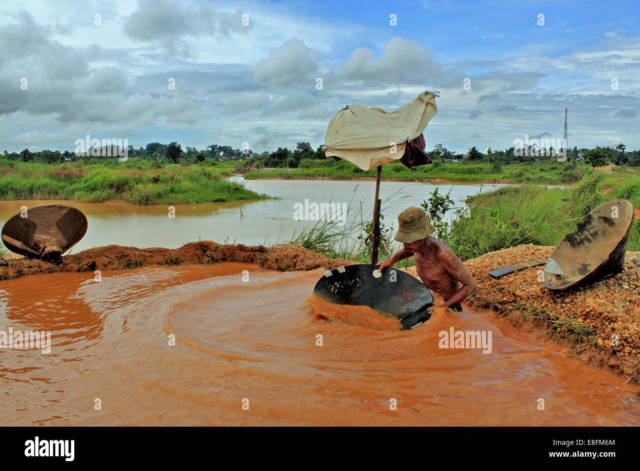 Indonesien, Süd-Kalimantan Cempaka, Boy auf der Suche nach Diamanten Stockfoto