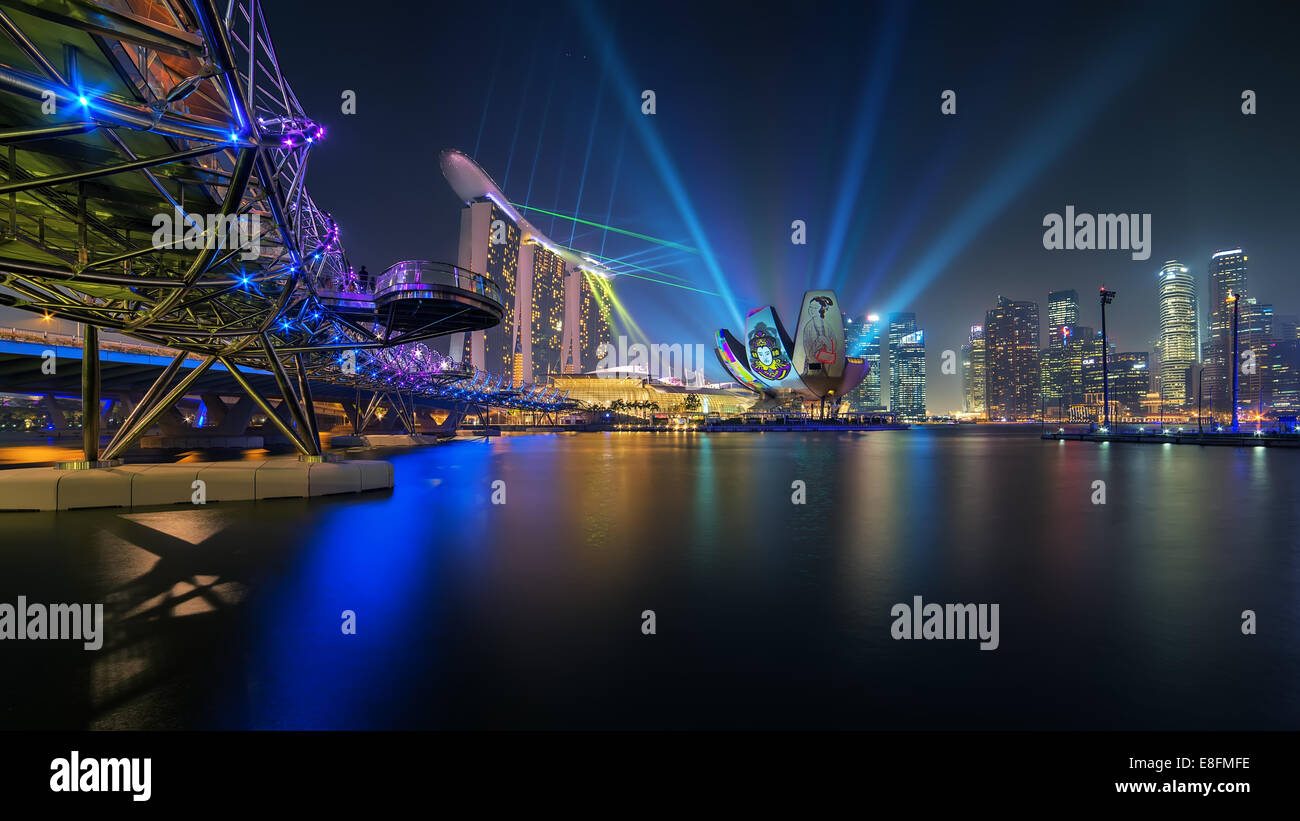 Singapur, Singapur Marina Bay Sands Platzen der Lichter in der Nacht über Helix-Brücke Stockfoto