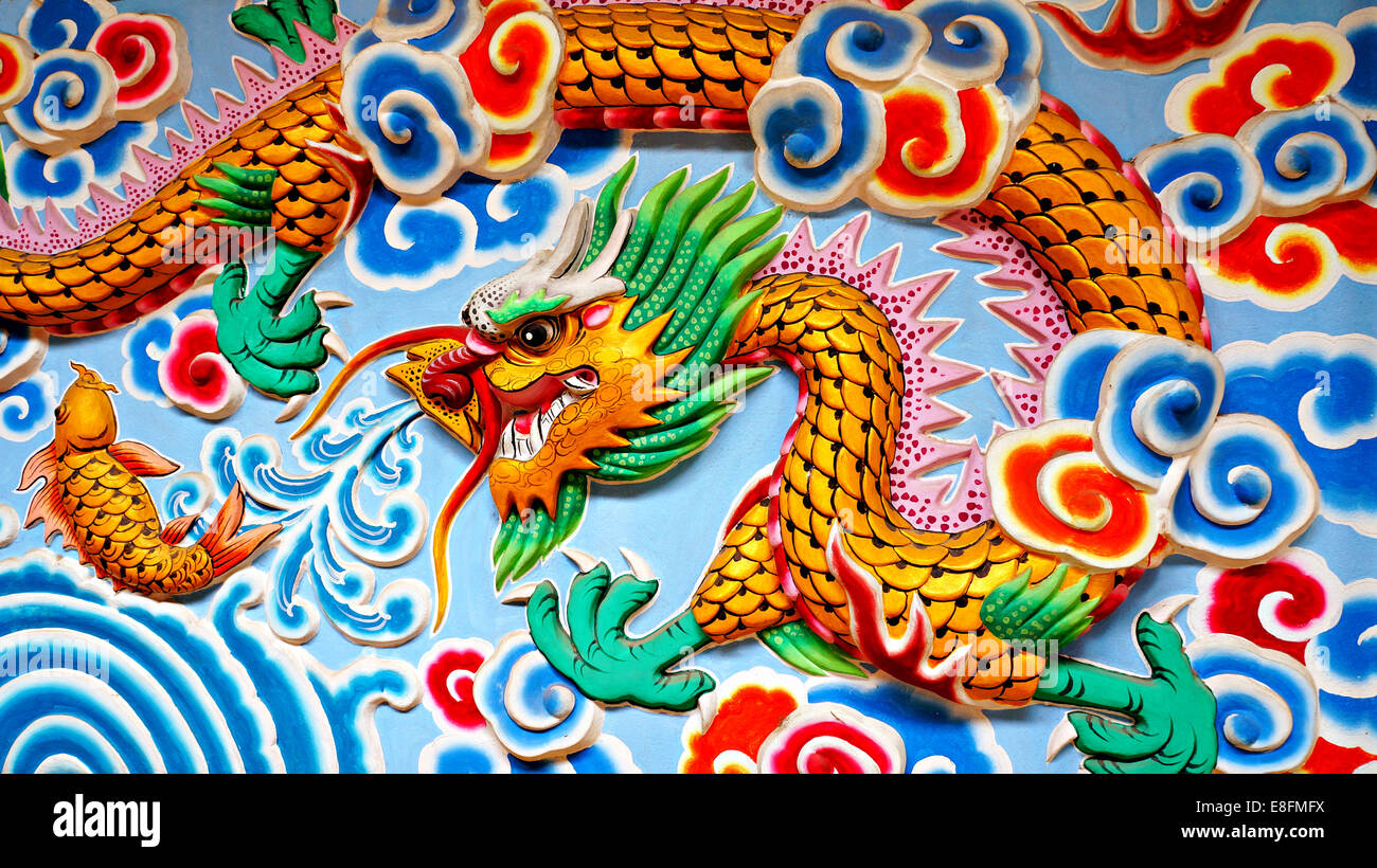 Thailand, Nord-Ost Wandkunst der chinesischen Wasserdrachen und Fisch Stockfoto