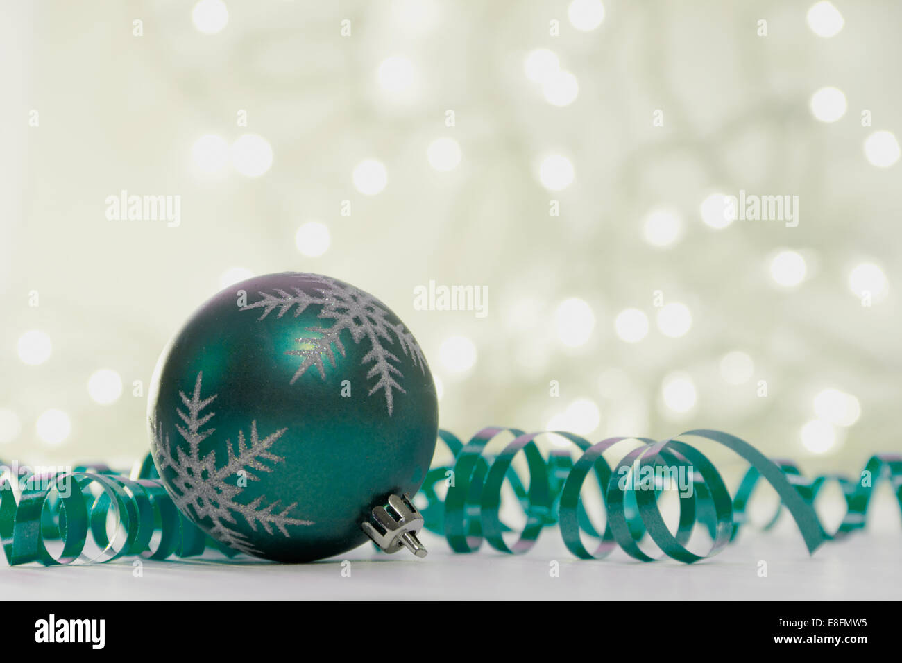Tand und Streamer Weihnachtsschmuck mit Lichterketten Stockfoto
